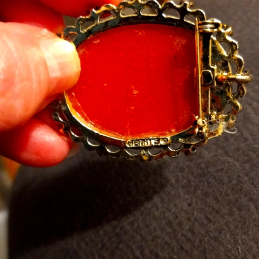 Vintage Lg Victorian Lady Cameo Brooch/Pendant Signed Jerry
